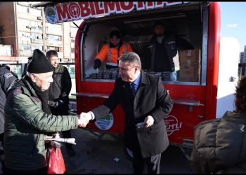 Zonguldak Belediye Başkanı Tahsin Erdem hurma dağıttı.