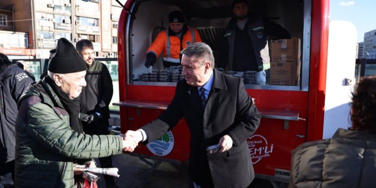 Zonguldak Belediye Başkanı Tahsin Erdem hurma dağıttı.