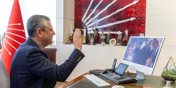 CHP Genel Başkanı Özgür Özel’den gençlere sürpriz.