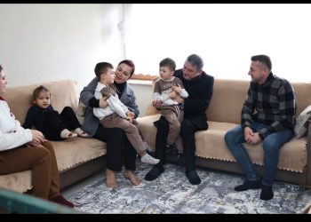 Tahsin Erdem ve eşi Süt Bebe Projesi kapsamında bir aile ziyaret etti.