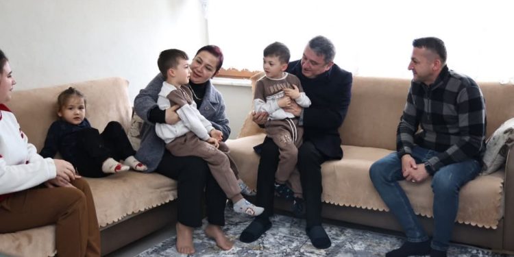 Tahsin Erdem ve eşi Süt Bebe Projesi kapsamında bir aile ziyaret etti.