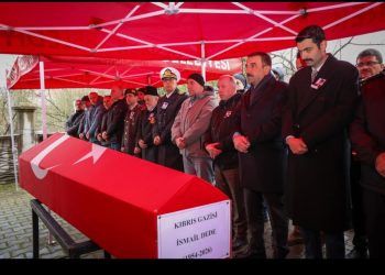 Zonguldak Valisi Osman Hacıbektaşoğlu, vefat eden Kıbrıs Gazisi İsmail Dede için Devrek ilçesinde düzenlenen cenaze merasimine katıldı