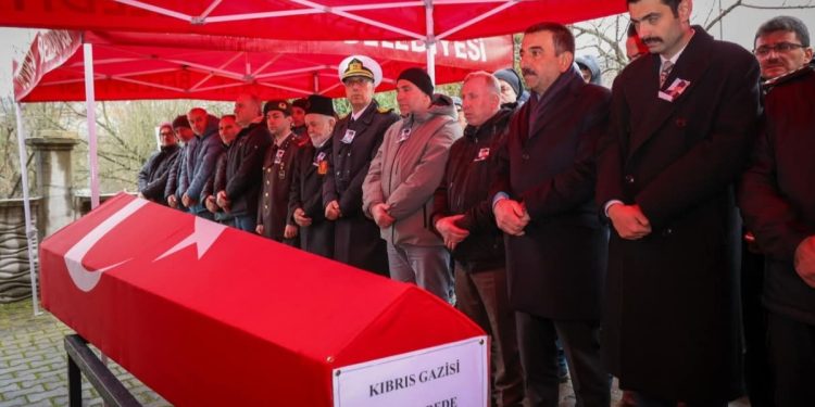 Zonguldak Valisi Osman Hacıbektaşoğlu, vefat eden Kıbrıs Gazisi İsmail Dede için Devrek ilçesinde düzenlenen cenaze merasimine katıldı